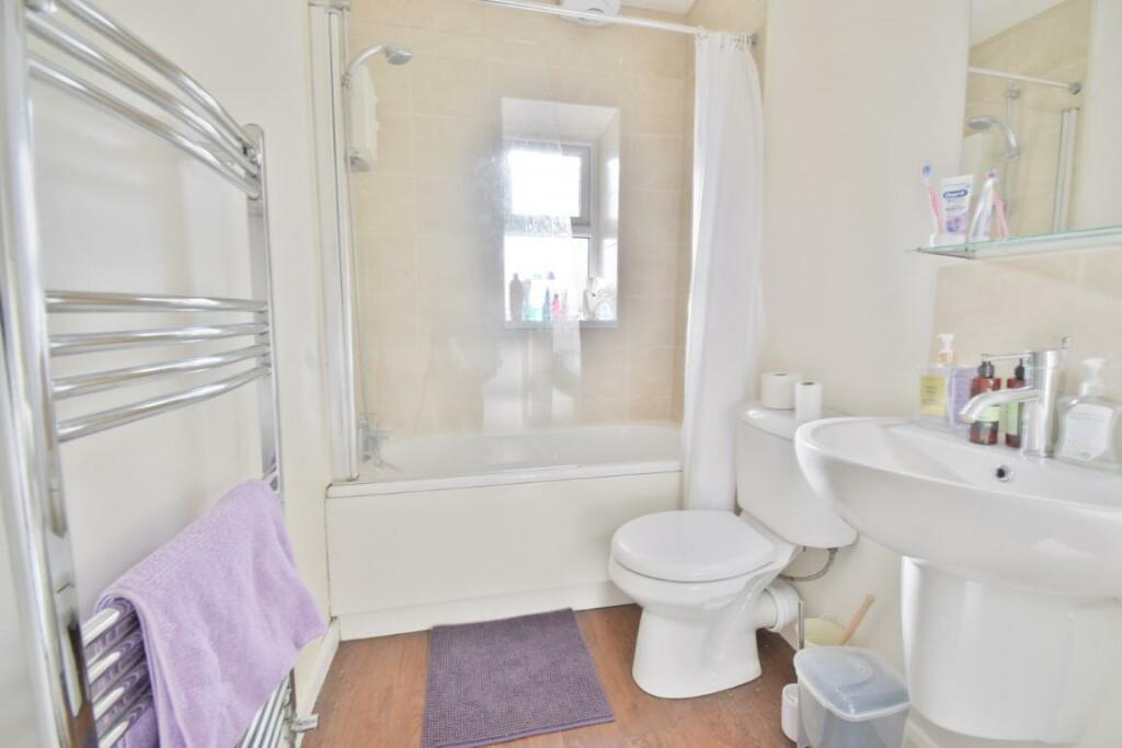 Bathroom 1 (Medium).jpg
