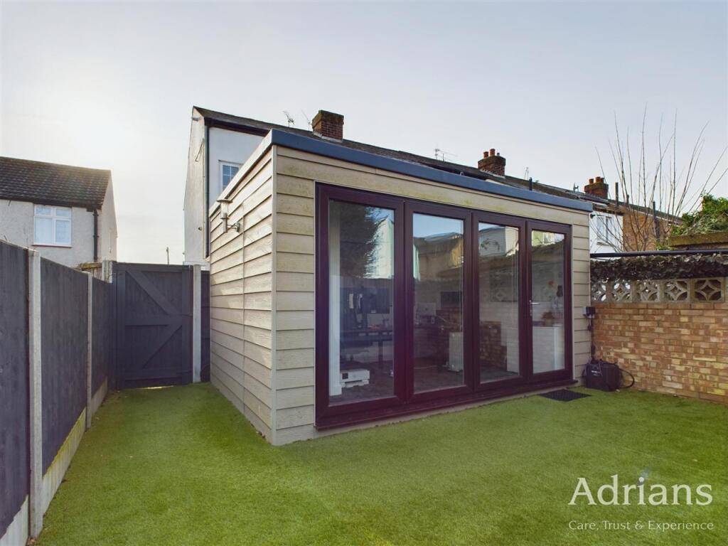 OUTBUILDING / OFFICE