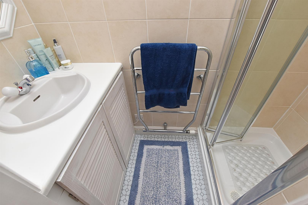 EN SUITE SHOWER ROOM