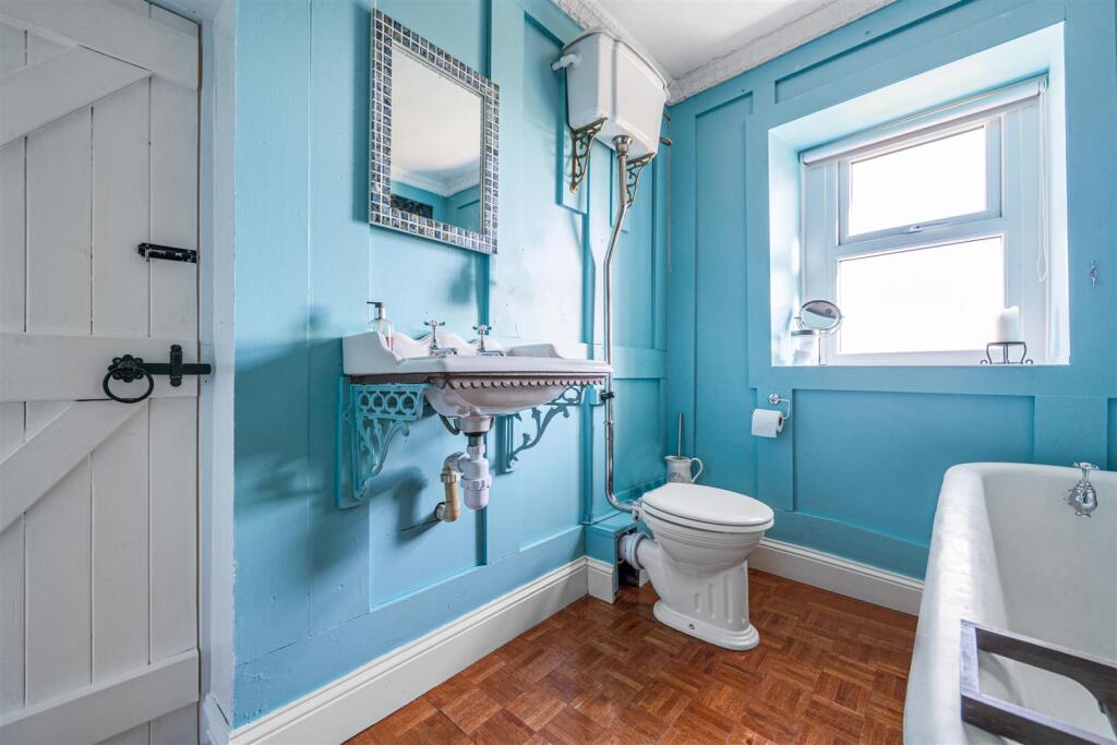 FAMILY BATHROOM