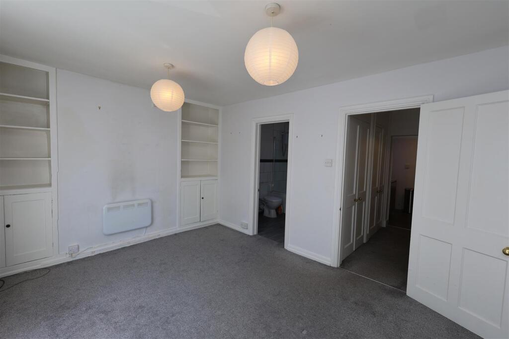 BEDROOM / RECEPTION