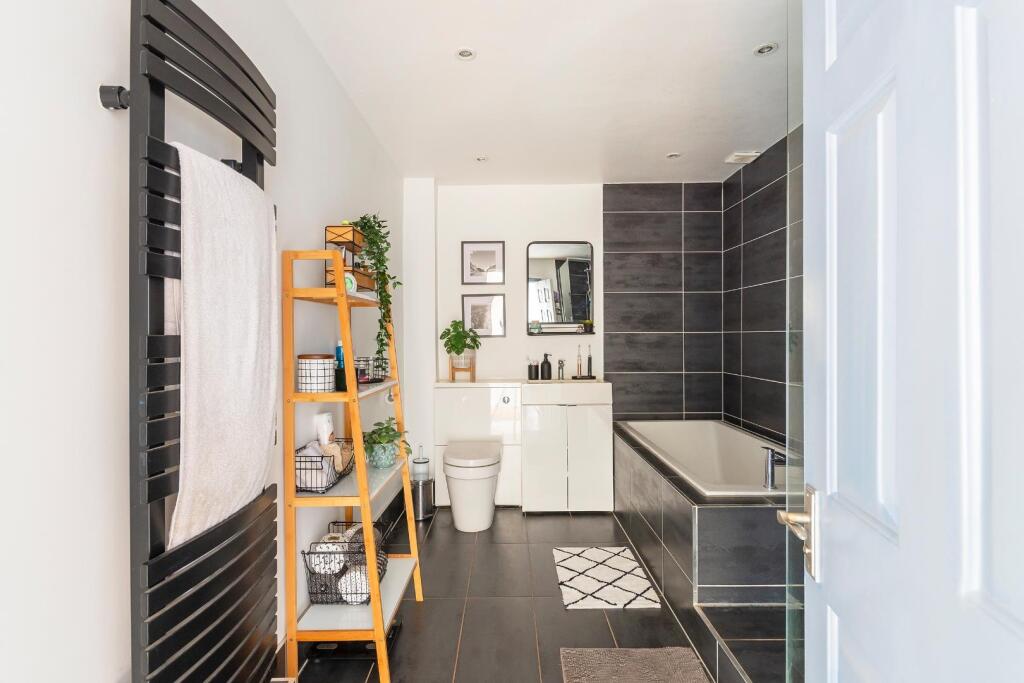 DAORDLEIFGNIRPS57FG - Bathroom C.jpg