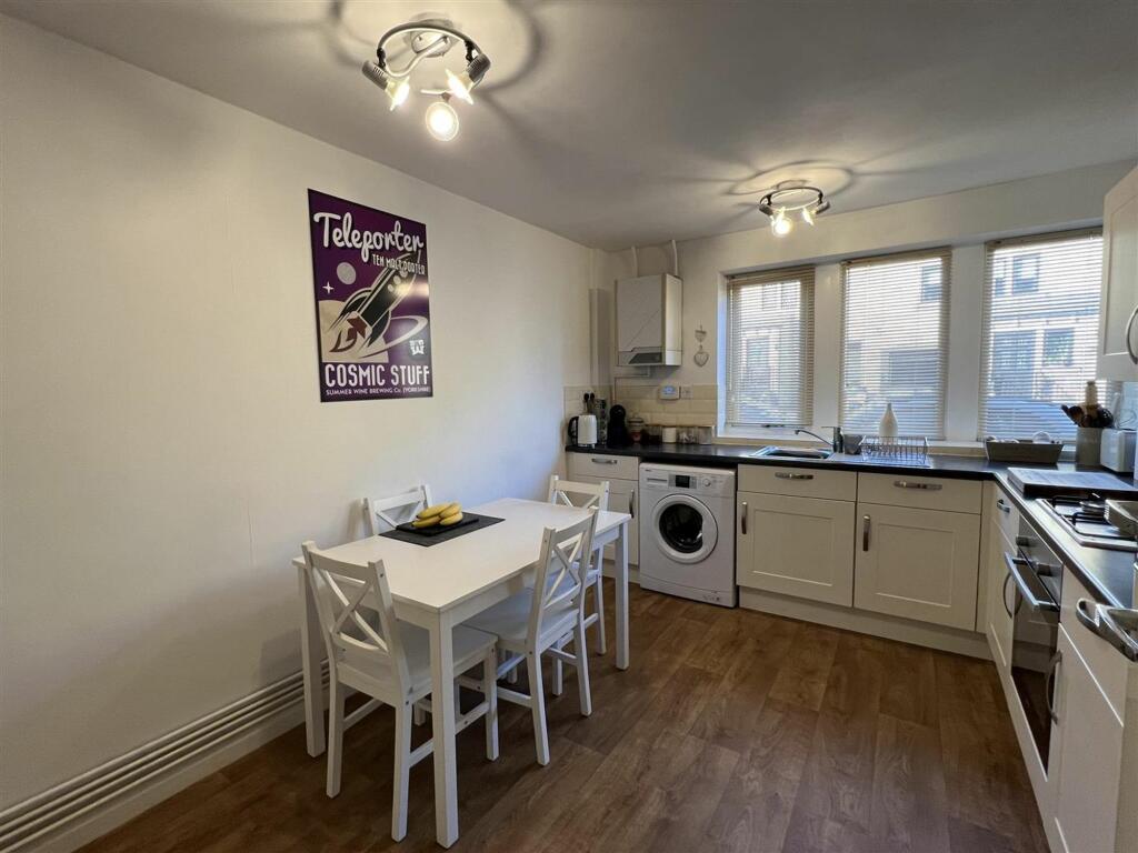 OPEN-PLAN DINING KITCHEN