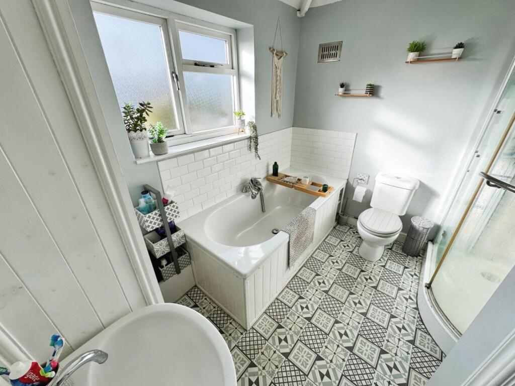 8bb57ef5-Bathroom.jpg