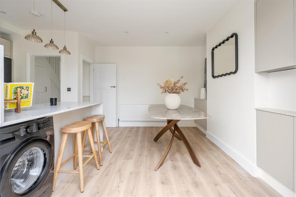 Rose Avenue, E18
