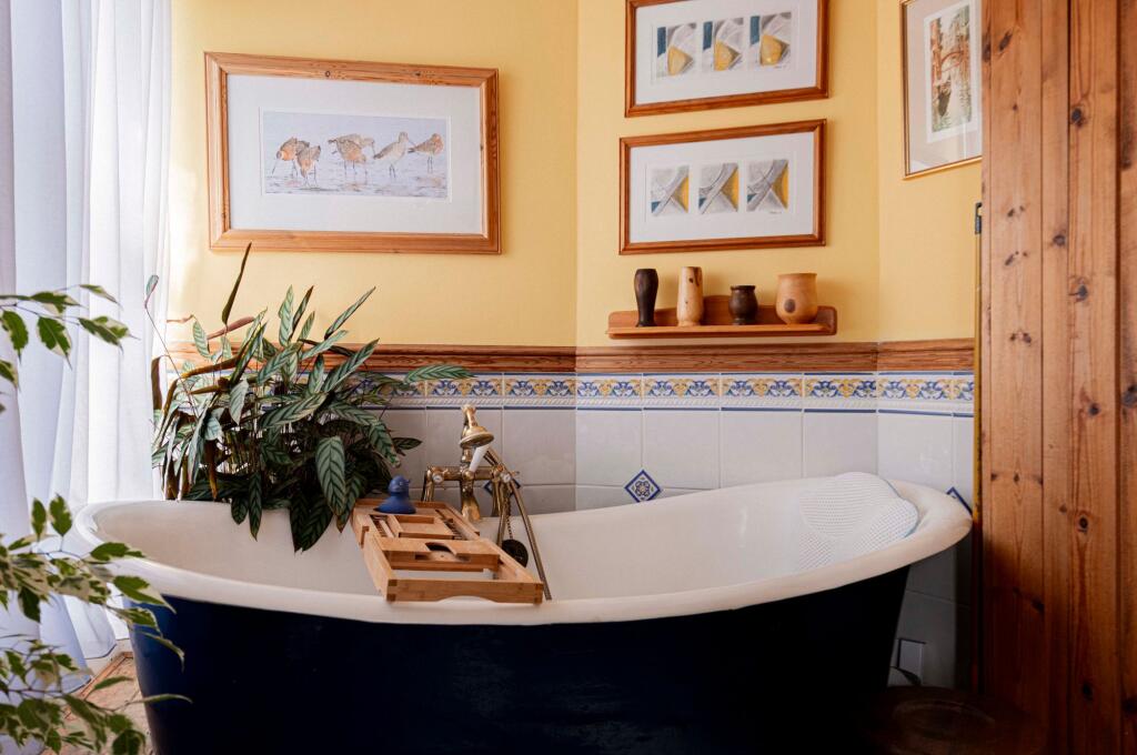Bathroom W.C (1)