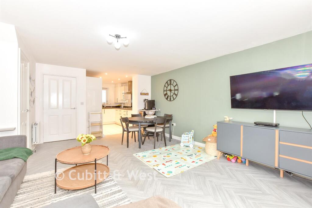 Lounge/Dining Area
