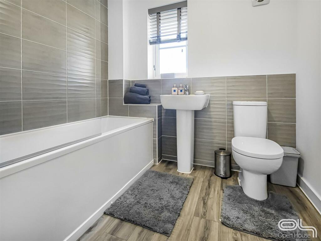 Family Bathroom (1).jpg