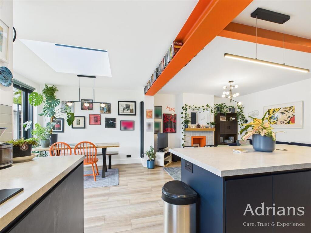 KITCHEN / DINING /