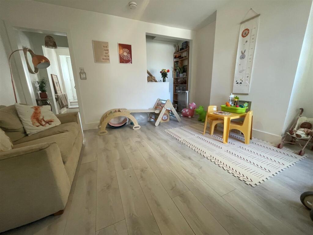 Lounge 1.jpg