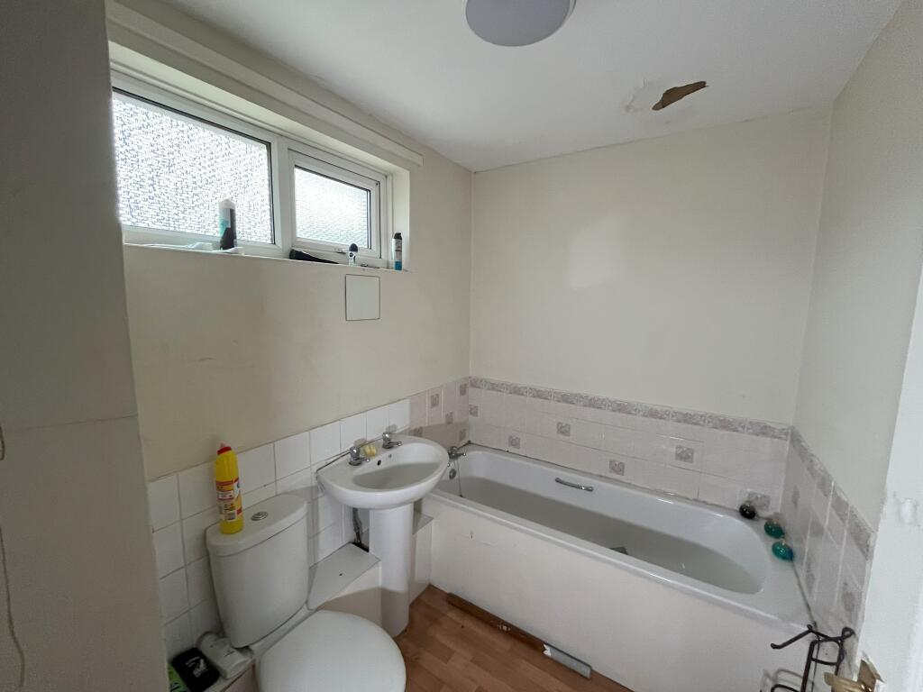 Bath And Shower Room T202508131542.jpeg