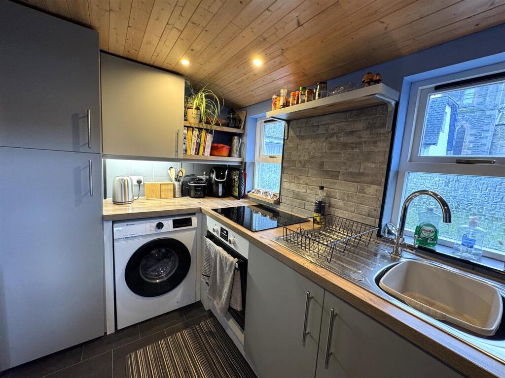 KITCHEN 3.JPG
