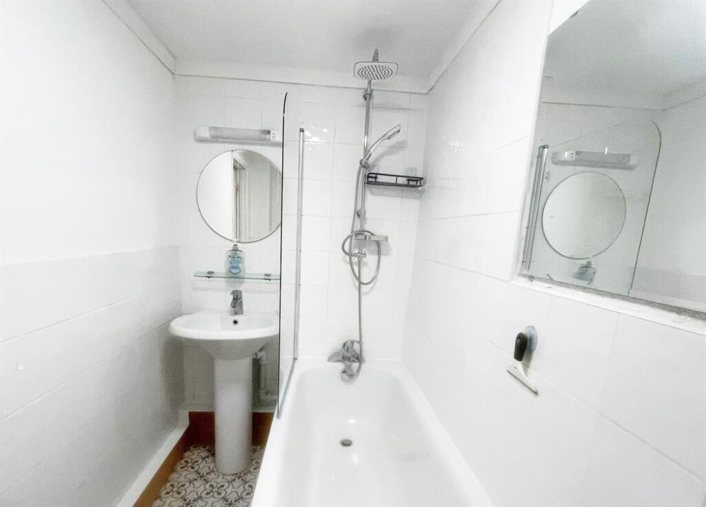 Waterloo Basement 9 Ensuite Bathroom.jpg