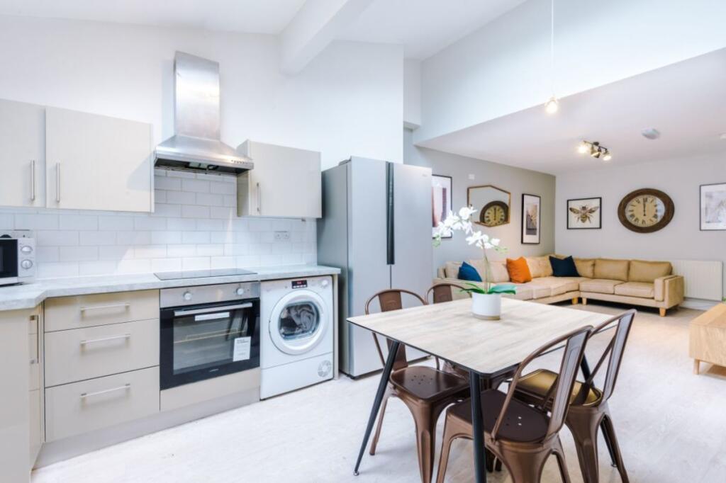 41TR - Living Area / Kitchen