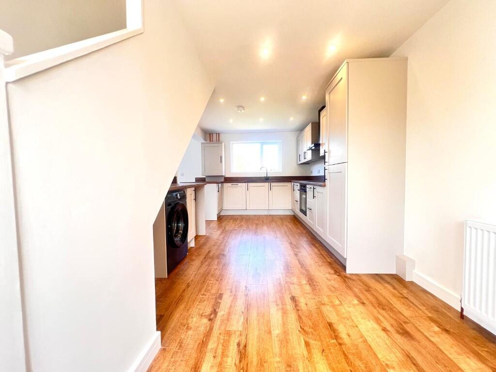 FITTED KITCHEN