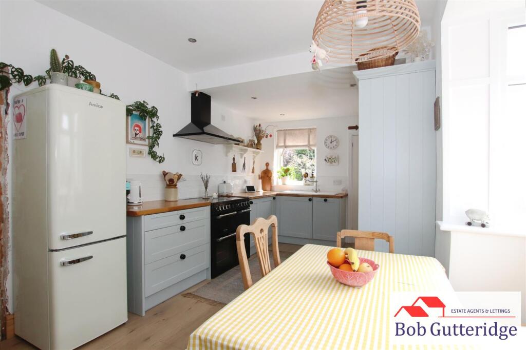 MODERN FITTED KITCHEN / DINING ROOM