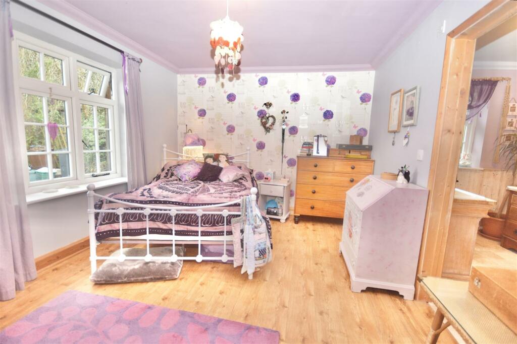Bedroom 1.jpg