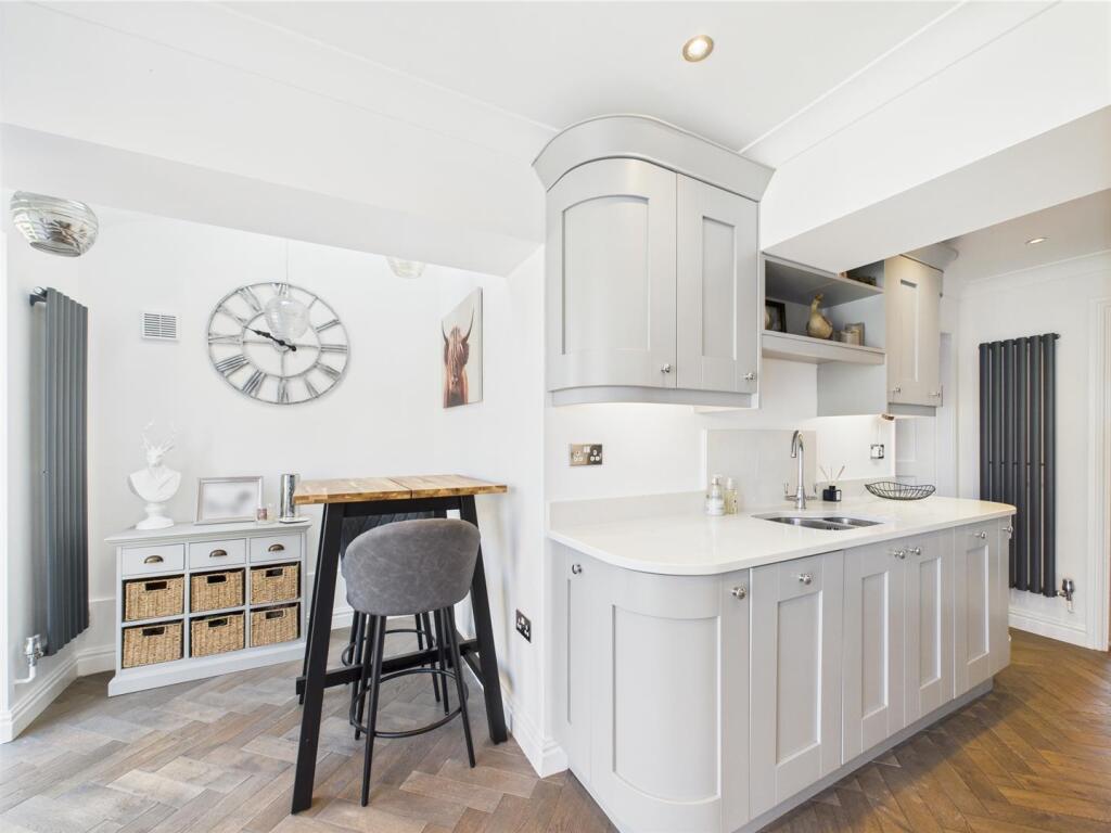 Kitchen / Breakfast Area