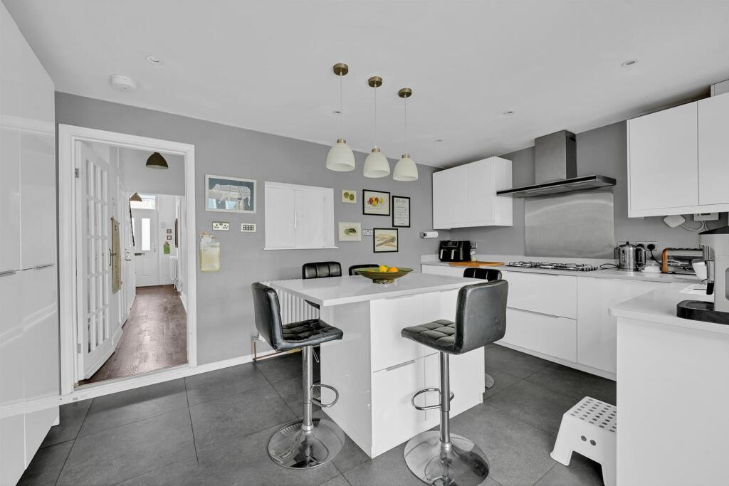 EXTENDED FITTED KITCHEN