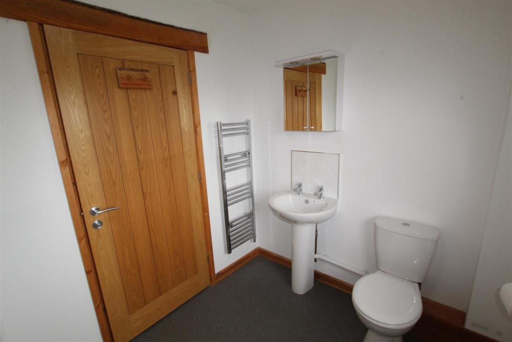 gr floor ensuite.JPG