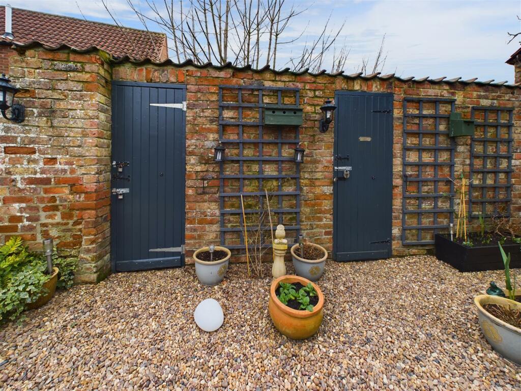 GARDEN/ OUTSIDE SPACE