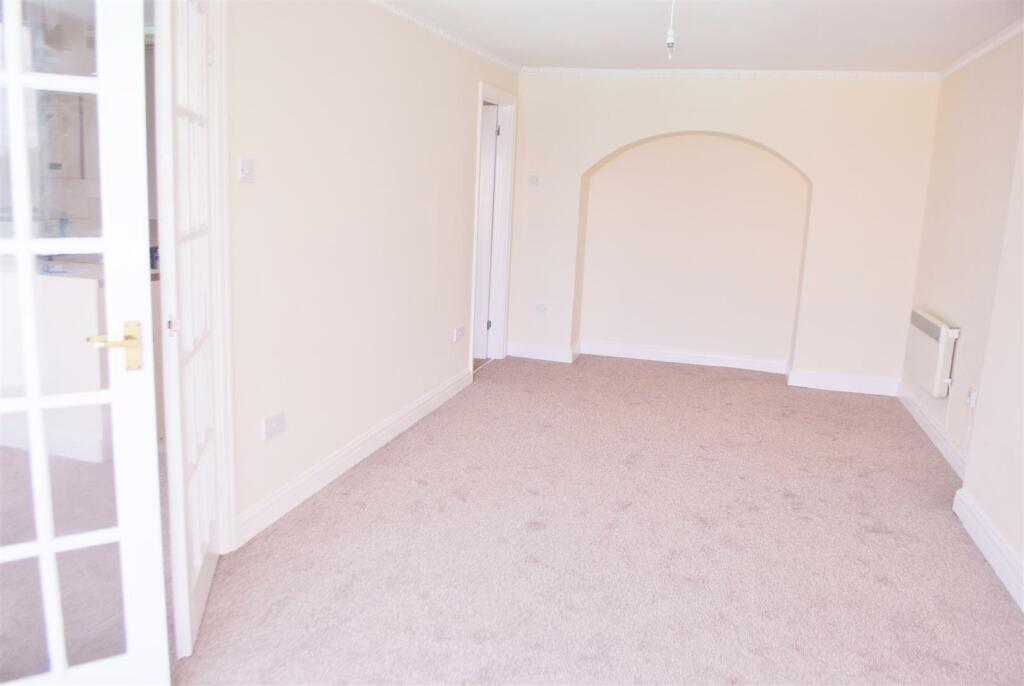 Lounge 1.JPG
