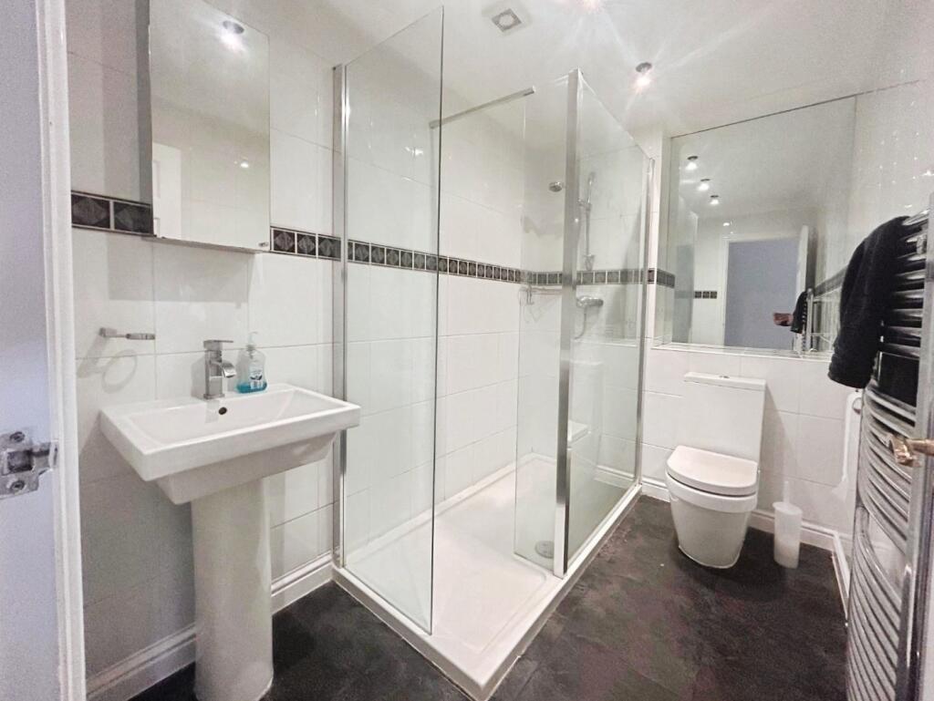 pbox-bathroom-330676.jpg