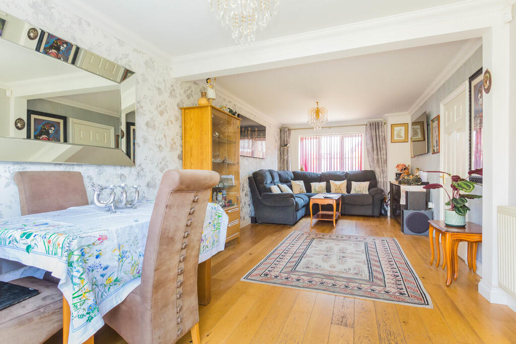 Lounge/Dining Roo...