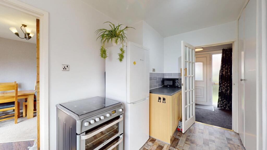 1-Queenswood-Close-03092025_165700