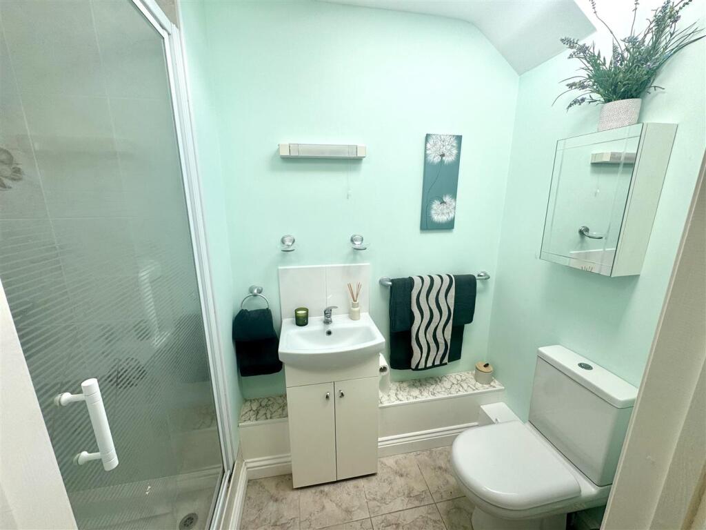 EN-SUITE SHOWER ROOM