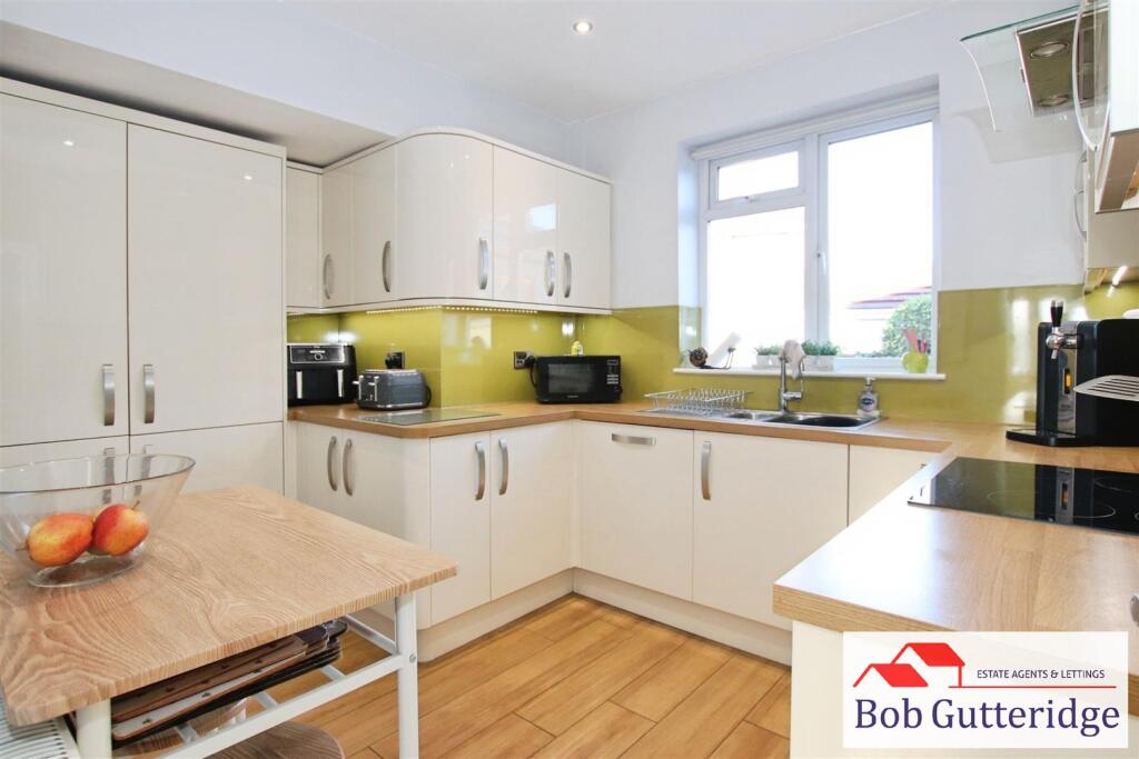 FITTED KITCHEN