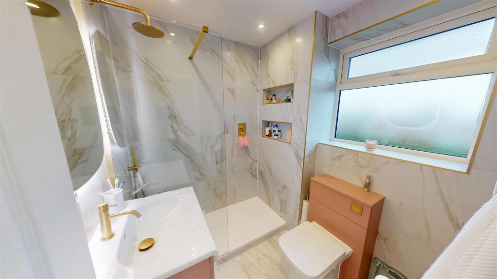 Stretton Avenue En-suite