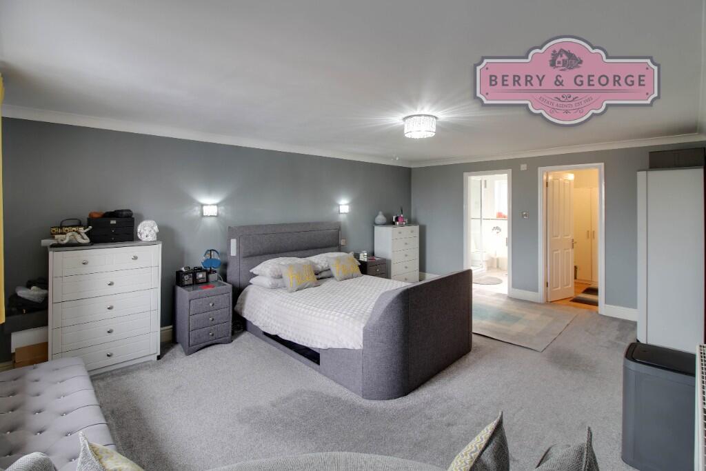 MAIN BEDROOM