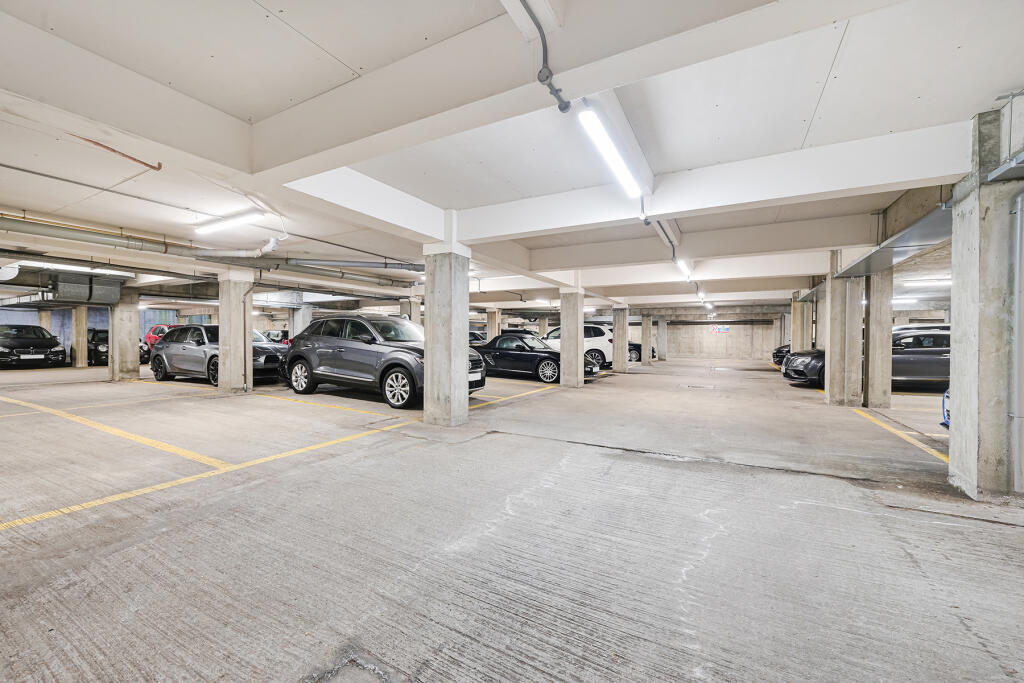 68 Chiswick Green St