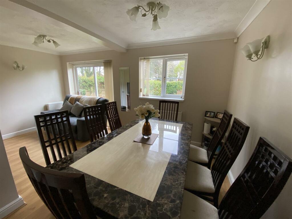 Dining room: