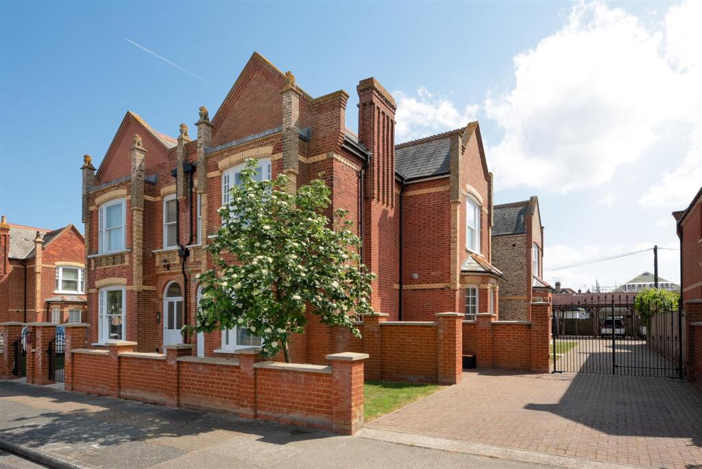 Leander Court, Graystone Road