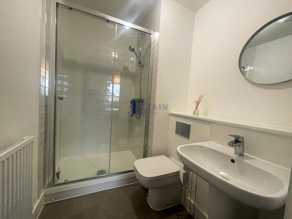 En-suite to Bedroom 2.jpg