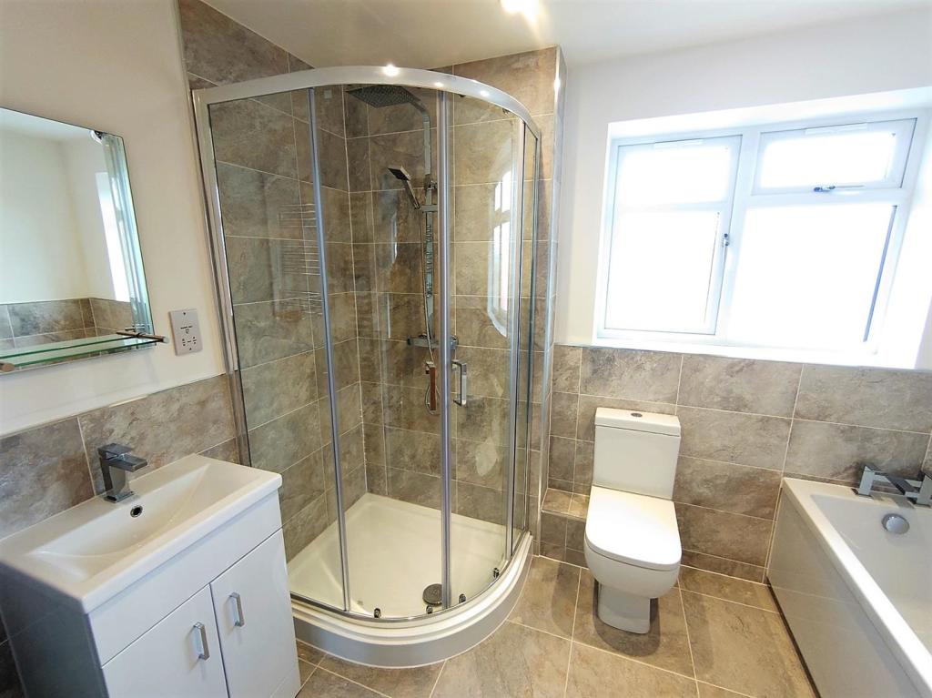 Family Bathroom a.jpg