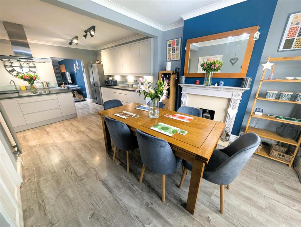 Kitchen/dining/lounge