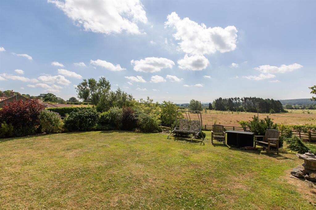 Gardens &amp; Setting