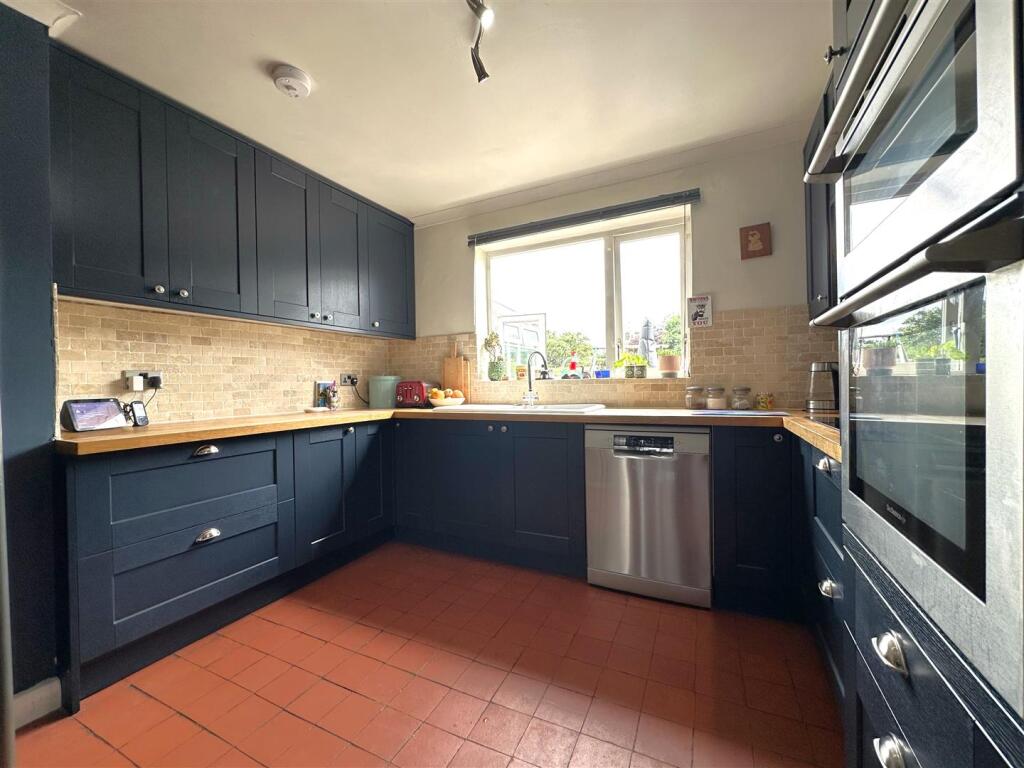 Modern Fitted Kitchen 701
