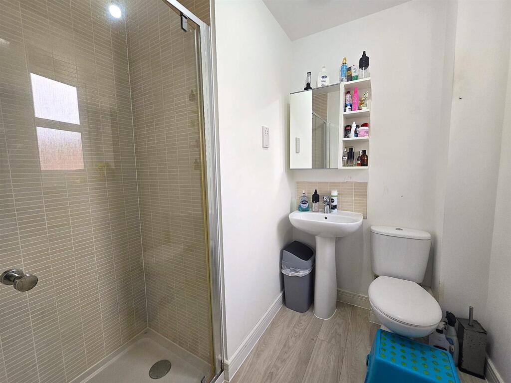 Old Farm Lane, Longford - En-suite.jpg