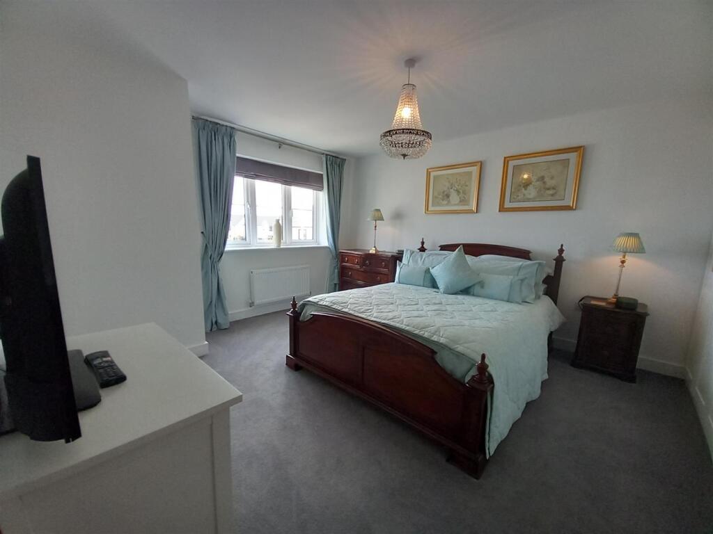 14 Cross Park Mas Bed.jpg