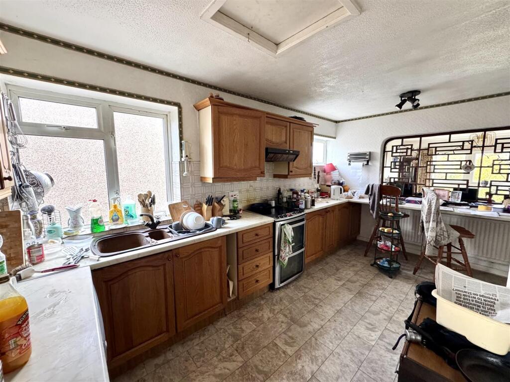 KITCHEN/BREAKFAST ROOM