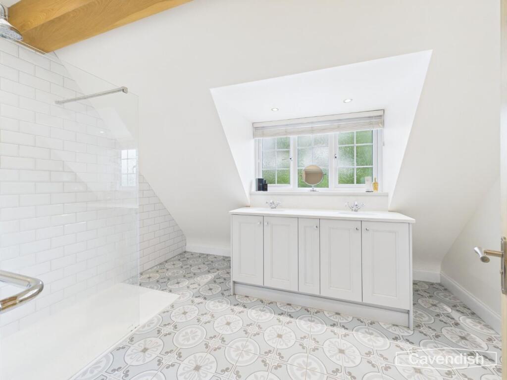 EN-SUITE SHOWER ROOM