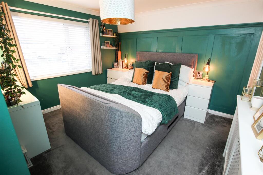 MAIN BEDROOM