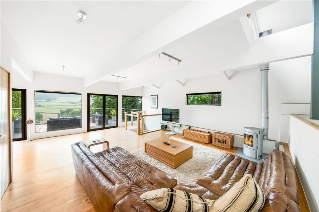 FIRST FLOOR LANDING AND LIVING AREA