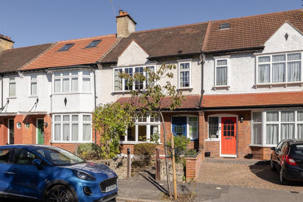 Woodcote Road E11