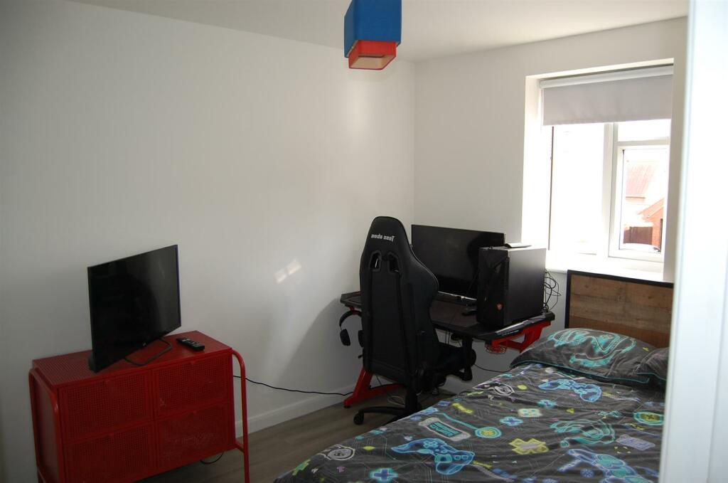 8. Bedroon 3.JPG