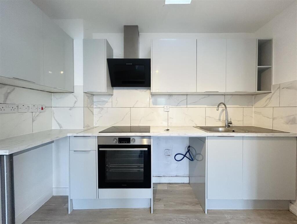 LOUNGE KITCHENETTE